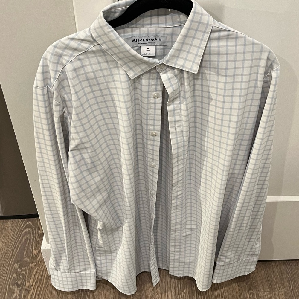 Mizzen and Main Leeward Men’s Dress shirt in Size Medium Trim fit